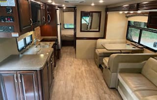 Beauty!32’ Fleetwood WIFI NetFlix Disney+ Included