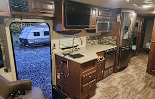 Luxury Georgetown 351DS Class A RV Rental!