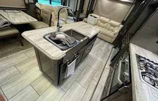 Luxury Pet Friendly RV priced to rent!!!!
