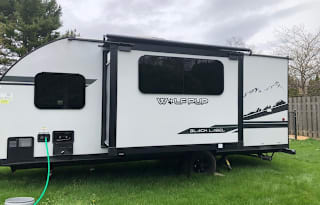 Perfect Family Get-Away 2021 Wolf Pup 17JG with Bunks
