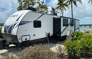 "Low Key" 2019 Sunset Trail - Sleeps 8 with Outdoor Kitchen