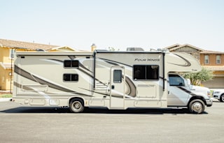Extremely clean 2019 Motorhome, sleeps 10