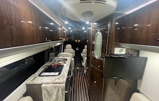 Benz Airstream Luxurious Interstate Grand Lounge
