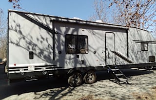 Beautiful wolf pack camper! Sleeps 6 comfortably!