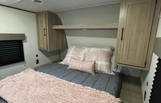 Family Fun Camper – 2025 Coleman with Bunk Beds