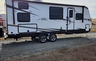 2022 Alta 2100MBH w/Bunks