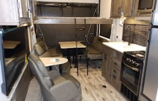 Travel Trailer w/overhead bunk (3 Miles fromStrip)