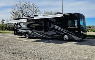 Beautiful 2021 Thor Palazzo 37.4 with all you need