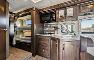 2018 Thor Chateau 31E: Spacious Bunkhouse