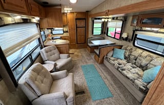 Family friendly, stocked keystone fifth wheel