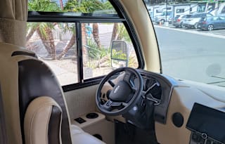 "Glam like New" 2021 Thor Axis. Free Parking