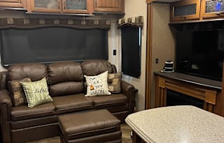 Large, family friendly fifth wheel *Delivery Only*