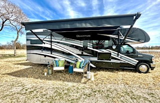 2023 Quantum LF31 Bunkhouse, Dual AC's+Solar (CA)