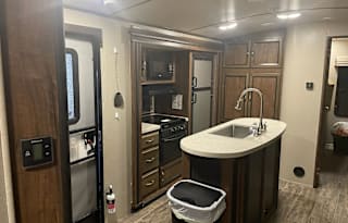 2018 Cruiser Radiance Ultra Lite 33TS
