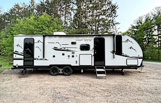 2022 GREY WOLF - PERFECT FAMILY CAMPER, SLEEPS 8