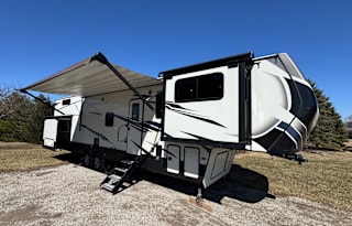 The Cabana Montana - 2021 Montana HC 377FL
