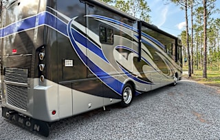 Newly Renovated Damon Astoria Diesel RV