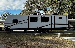 Pet Friendly RV rental near Orlando theme parks!