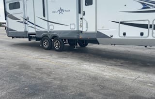 2020 Highland Ridge RV Silverstar SF427BHS