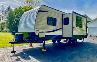 2019 Keystone Bunkhouse Sleeps 8! Family Friendly!