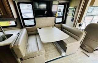 2022 Thor Miramar w/ bunks & WIFI - Red Debbie