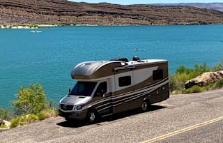 2018 Winnebago Navion 24V