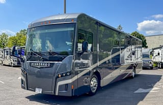 Luxury Diesel Pusher w/ 2 Full Baths & Bunkhouse