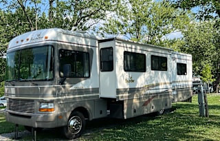 2000 Fleetwood RV Bounder 34T