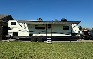 Clean ready to use Astoria RV for a dream vacation