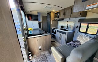 Glamping! New Camper with private bedroom, pet friendly, smart TVs