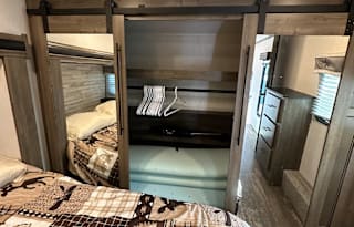 Comfortable Pet Friendly RV Loaded with Extras!!