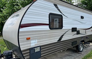 Very nice Cherokee wolf pup travel trailer