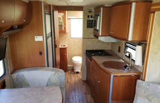 2007 Winnebago Navion 23H
