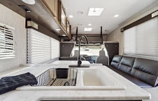 2021 Coachmen Leprechaun 270QB: Stylish Comfort!