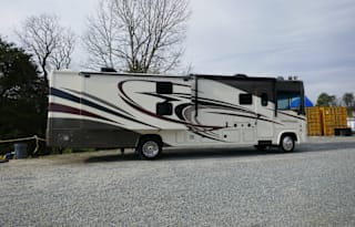 2017  Georgetown 364ts (2 Full Baths and Residential Fridge)