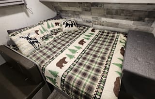 2023 Coleman 17B Easy tow Pet Friendly