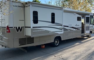 2003 Winnebago Adventurer 38G