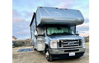 Clean & Spacious Winnebago Minnie Winnie 26T