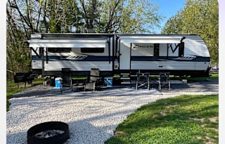 Billie’s Entertainment Camper - KING BED