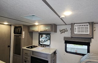 Vegas Adventure Camper – Sleeps 4, Easy Tow!