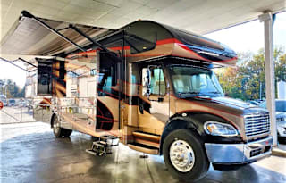 37’Luxury SuperC Diesel-Freightliner-3Slide-Sleep9