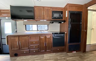 33 Georgetown GT3 LUXURY CLASS A 6 SLEEPER - Wow!