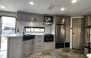 Spotless!  2022  RV Coleman Lantern Series 263BH