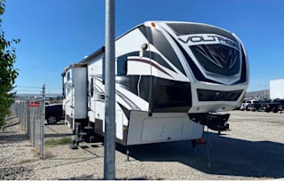 2016  Voltage 3914 - Huge Toy Hauler