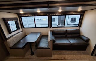 2020 Keystone RV Hideout 318LHS 2 slides sleeps 11