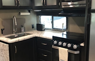 Luxury Couples Pet-Friendly Retreat-Grand Design