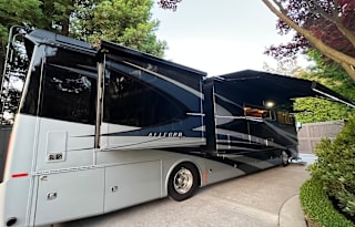 Luxurious Tiffin Motorhome! As new as it gets!