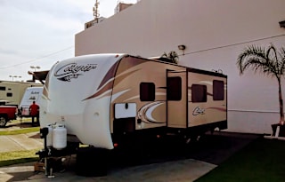 2017 Keystone Cougar Lite, Luxury Condo on Wheels!