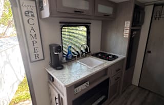 Lightweight Camper – 2023 Coleman Lantern LT 17B