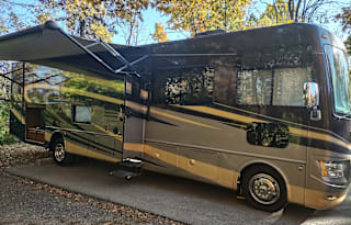 "Vrbo on the Go" with Outdoor Kitchen & TV